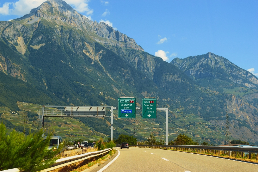A Guide to Renting an SUV in Switzerland for Mountain Routes