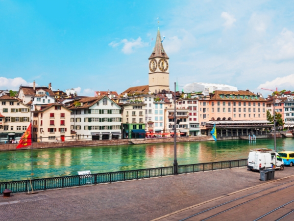 Driving in Zurich: Parking, Trams, and Restricted Streets